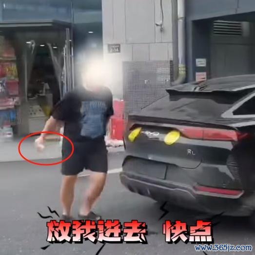 业主开车进小区遭保安讳饰 物业陈诉 须眉泼水寻衅女保安